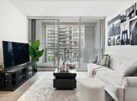 High-Rise 2BR Luxury Apartment NYC-Inspired Design with Pool Gym Parking and Waterfront Views