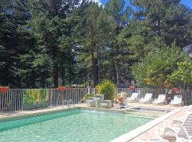 Camping la Source，位于Sournia的酒店