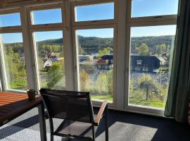 Stort hus, underbar utsikt & 3 min till Isaberg!，位于Hestra的酒店