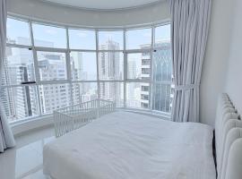 Luxury apartment with sea view, gym and pool!，位于沙迦的酒店