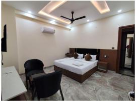 NOIDA HOTEL THE GRAND MANSION# Near Hanuman Temple - Restaurant - Lift - And Free Parking Facilites - Fully Air conditioned Room - A Premium Top Rated Hotel In Noida，位于大诺伊达的酒店
