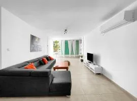 Elegant Beachside Apartment