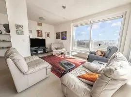 Dreamy Hilltop Grand Apartment