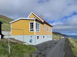Panoramic Holiday Home With 5 Bedrooms And Fjord，位于Vágur的酒店