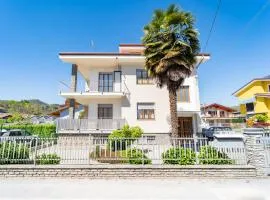 Elegante Appartamento con Terrazzo - Parcheggio Gratuito Privato & Wifi