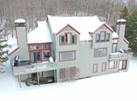 Stratton Mountain Condo with a Hot Tub! Sleeps 12!，位于Forest Farms的酒店