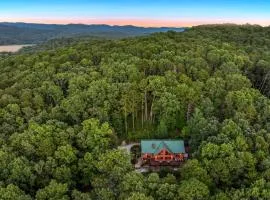 Secluded Mountain Lodge w King Beds Game Room Hot Tub Firepit 2 miles to Helen,GA