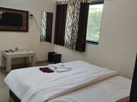 Greenleafminiresort，位于潘奇加尼的酒店