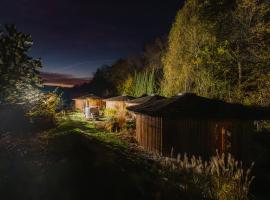 Glamp V Hluboké - Yurts and Wooden Houses，位于弗塞廷的酒店