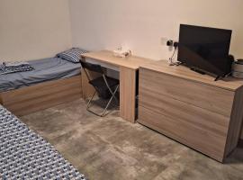 Private cosy room in a modern suburban penthouse，位于卢加的酒店