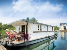 Riverlodge Village Hafendorf Müritz，位于雷希林的船屋