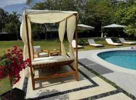 Chic-ness Oasis NOW HEATED POOL !