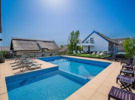 Delta Boutique & Carmen Silva Resort，位于克里尚的带泳池的酒店