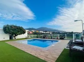 Casa Mango, con piscina y vistas al mar y volcán