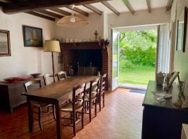 Maison Mirande- Grande maison de campagne familiale entre mer et montagne tout confort très bien équipée，位于Guinarthe-Parenties的酒店
