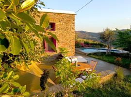 Elissavet Cycladic Stone House with private pool, nice view and fantastic sunsets，位于加夫里翁的酒店