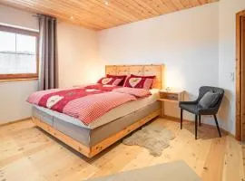 Luxus Chalet im Allgäu - Zirbenholz Schlafzimmer - Terrasse mit Bergblick - Infrarotkabine