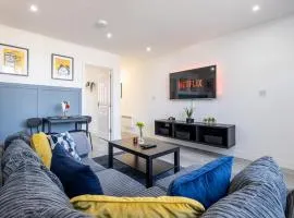 ROOMS NEAR ME - Private Access Entire Place, Kitchen & Bathroom with Amenities, Fast WiFi, Smart Tv, Premium Bed, Parking Nearby