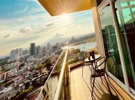 Kuching City Center Riverine Apartment with Balcony and City View