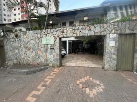 Casa Quintal Bueno! 5 quartos com ar split e internet ultra! Perto do melhor de Goiânia! Marista Parques Areião e Vaca Brava Hospital Premium Mater Dei Blue Fit Perdomo Goiânia Shopping!，位于戈亚尼亚的酒店