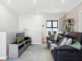 Bright 2-Bed Townhouse with Balcony & Garage，位于Woodville South的酒店