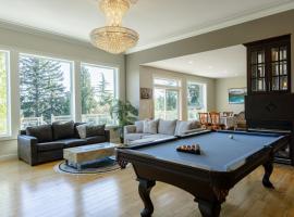 Luxury Rainbow House with Pool Table, Oceanview，位于纳奈莫的酒店