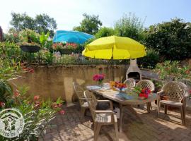 Charmant gîte avec jardin, WiFi, animaux admis - FR-1-496-90，位于Bussières的酒店
