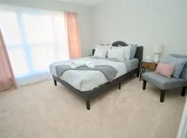 Modern Two BR Townhome, Workspace, Free Parking and Wi-Fi