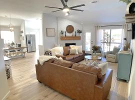 Stunning Newly Renovated 3BR 2B Home Hot Tub Game Room，位于艾伦的酒店