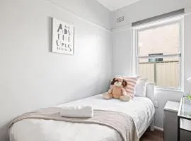 Rustic Single Room - Centrally Located at Narwee - Shared Bathroom