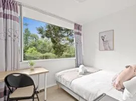Quaint Queen Room - Central Location at Pymble - Shared Bathroom
