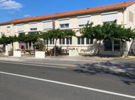 HOTEL RESTAURANT Chez Nous，位于Fitou的酒店