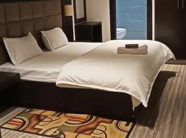Woods Homestay Bhowali in city centre，位于博瓦利的酒店