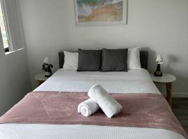 Ensuite Double Room - Central & Convenient Location in Guildford West，位于Holroyd的酒店