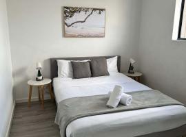Double Room in Guildford West - Near Parks & Eateries - Explore with Ease - Shared Bathroom，位于Holroyd的酒店