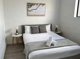 Double Room in Guildford West - Near Parks & Eateries - Explore with Ease - Shared Bathroom