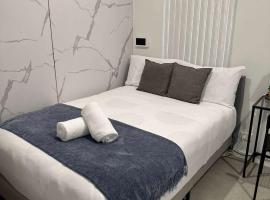 Charming Guildford Retreat - Bright Double Room Close to Green Spaces & Local Eats - Shared Bathroom，位于Holroyd的酒店