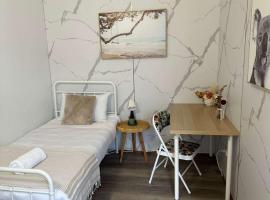 Comfy Single Room in Guildford West with Easy Access - Shared Bathroom，位于Holroyd的酒店