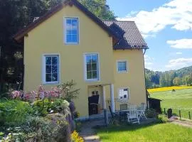 Ferienhaus am Bach mit großem Garten