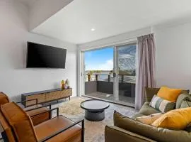 Retro Lake Vista By Coast Hosting