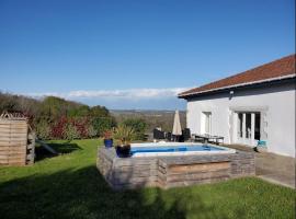Family home with pool，位于Saint-Lon-les-Mines的酒店