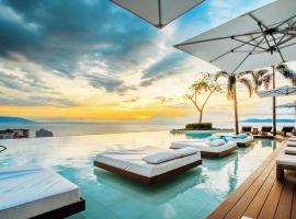 BEST Views of PV-Banderas Bay from Rooftop Infinity Pool，位于巴亚尔塔港的分契式公寓