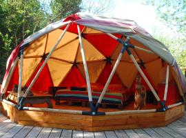 Tente tipi nature, calme, cascade et baignade à 10 minutes à pieds，位于Saint-Laurent-le-Minier的豪华帐篷
