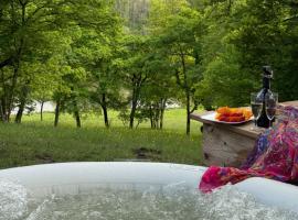 EcoLodge Libellule dans un petit coin de paradis，位于Cazats的山林小屋