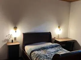 Chambre en bois dans une ancienne bâtisse