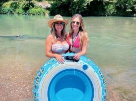 Texas Creekside Safari Tent Glamping Perfect for Nature Retreats for Water Sports Enthusiasts，位于Staples的酒店