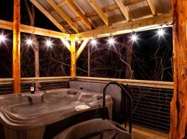 Fantastic Treehouse with Fire Pit and Hot-tub in Herod, Illinois，位于Herod的酒店