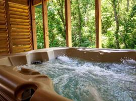 Sublime Cabin with Hot-tub and Fire Pit in Herold, Illinois，位于Herod的酒店