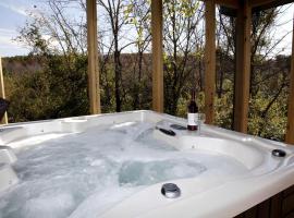 Stunning Cabin with Hot-tub and Fireplace in Herod, Illinois，位于Herod的酒店