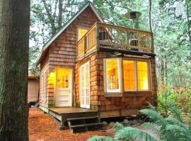Unique Woodland Cabin Rental for Couples in Point Roberts, Washington，位于Point Roberts的酒店